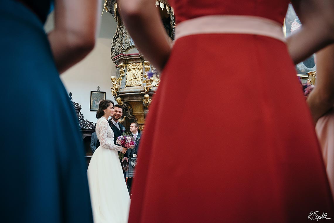 nevěsta a ženich v kostele na obřadu