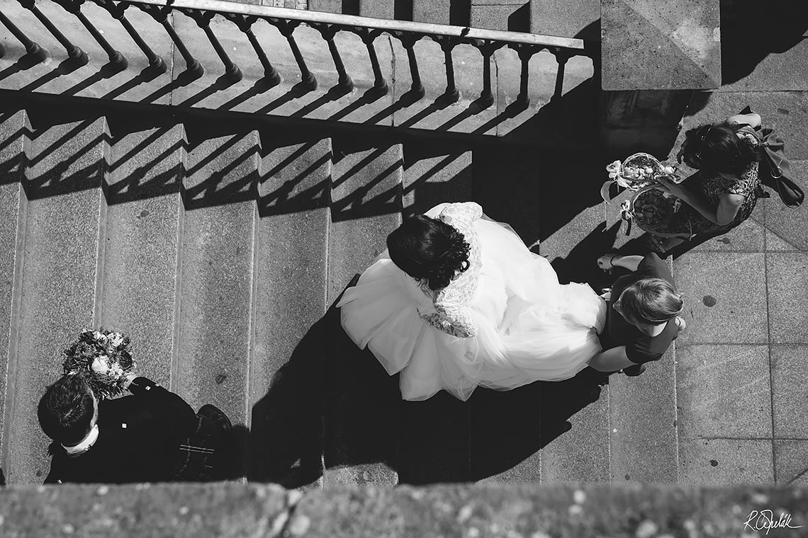 černobílá svatební fotografie nevěsty v Praze