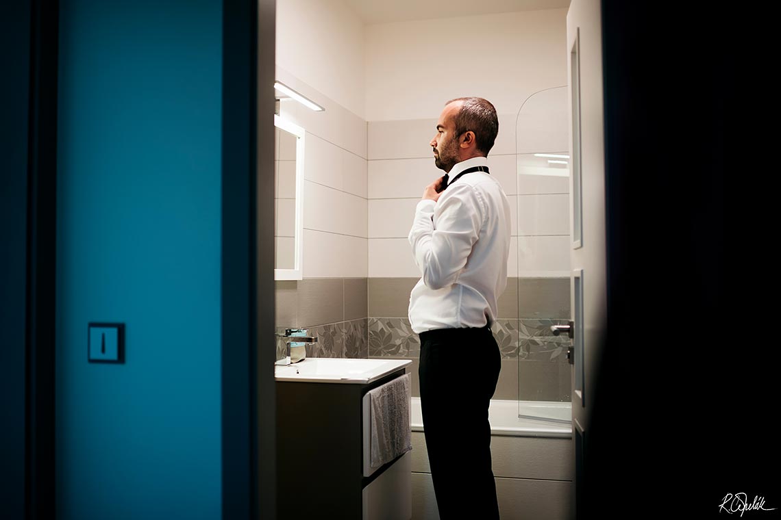 přípravy ženicha před zrcadlem v koupelně
