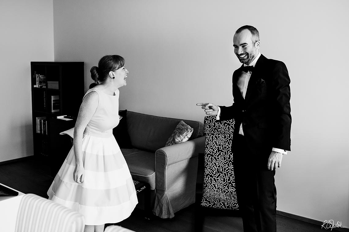 černobílá fotografie příprav ženicha se svědkyní