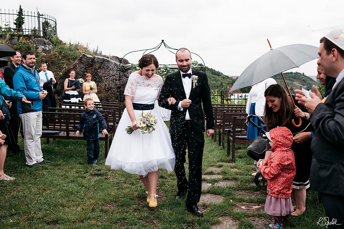 házení rýže na nevěstu a ženicha na svatbě v botanické zahradě v Praze