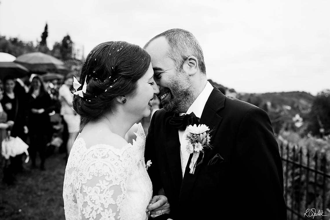 šťastní novomanželé po svatebním obřadu v botanické zahradě v pražské Tróji
