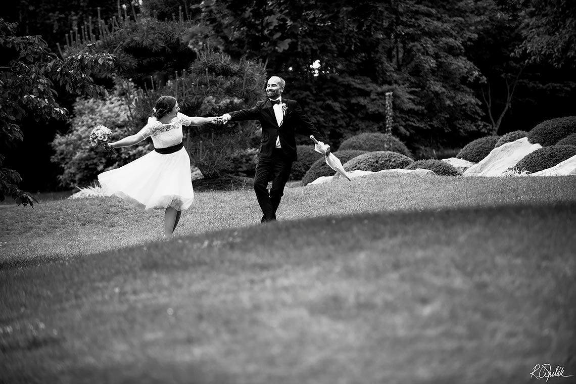 veselá svatební fotografie, kde ženich točí s nevěstou