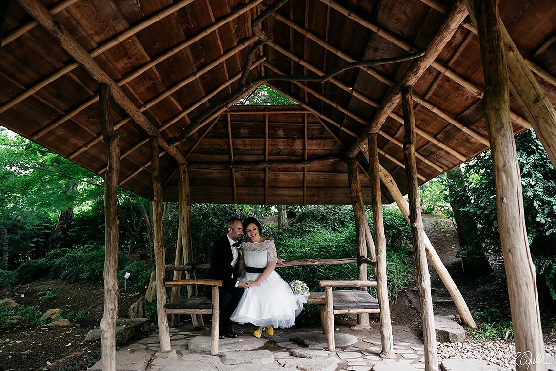 svatební fotografie novomanželů v botanické zahradě v Praze