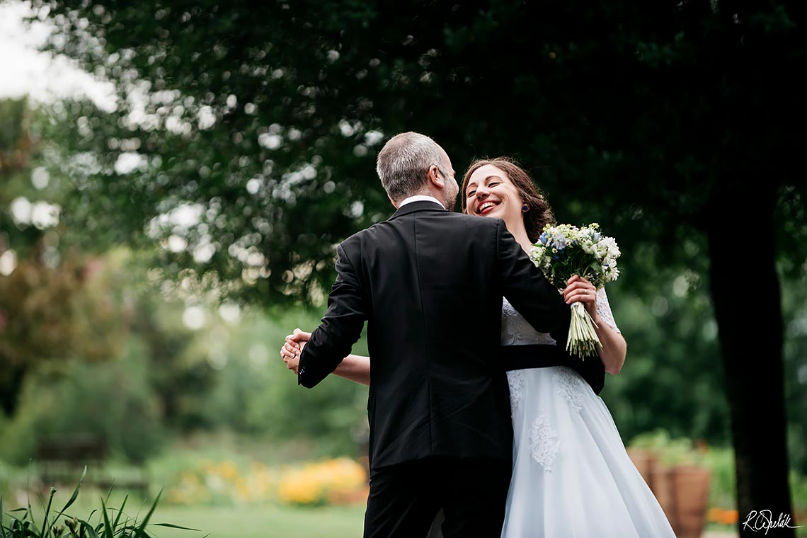 svatební fotografie novomanželů v botanické zahradě v Praze