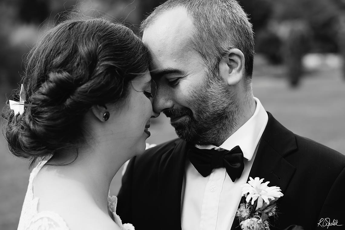svatební černobílá fotografie novomanželů
