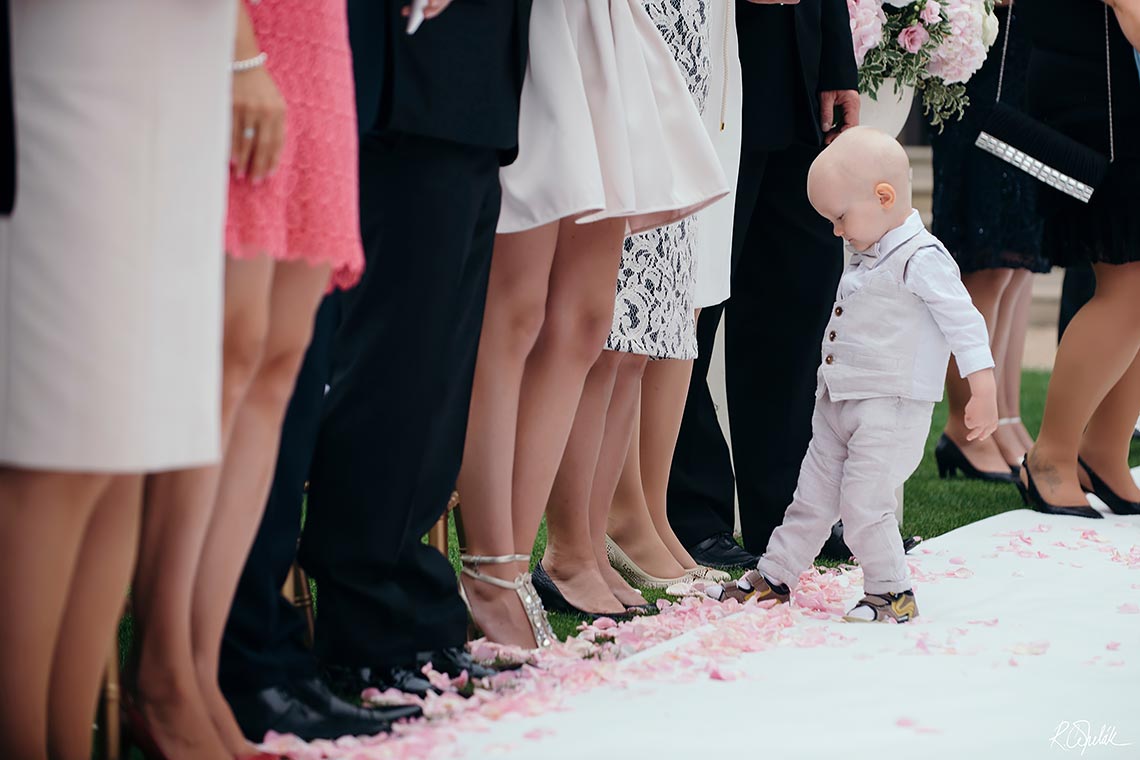momentka dítěte během svatebního obřadu
