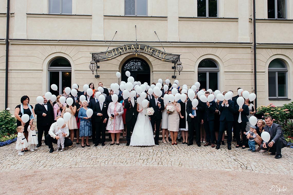 vtipná svatební fotografie s balónky