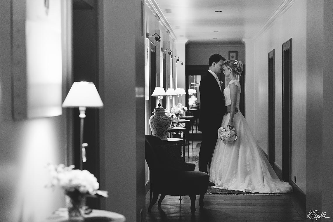 černobílá svatební fotografie nevěsty a ženicha na chodbě v Chateau Mcely