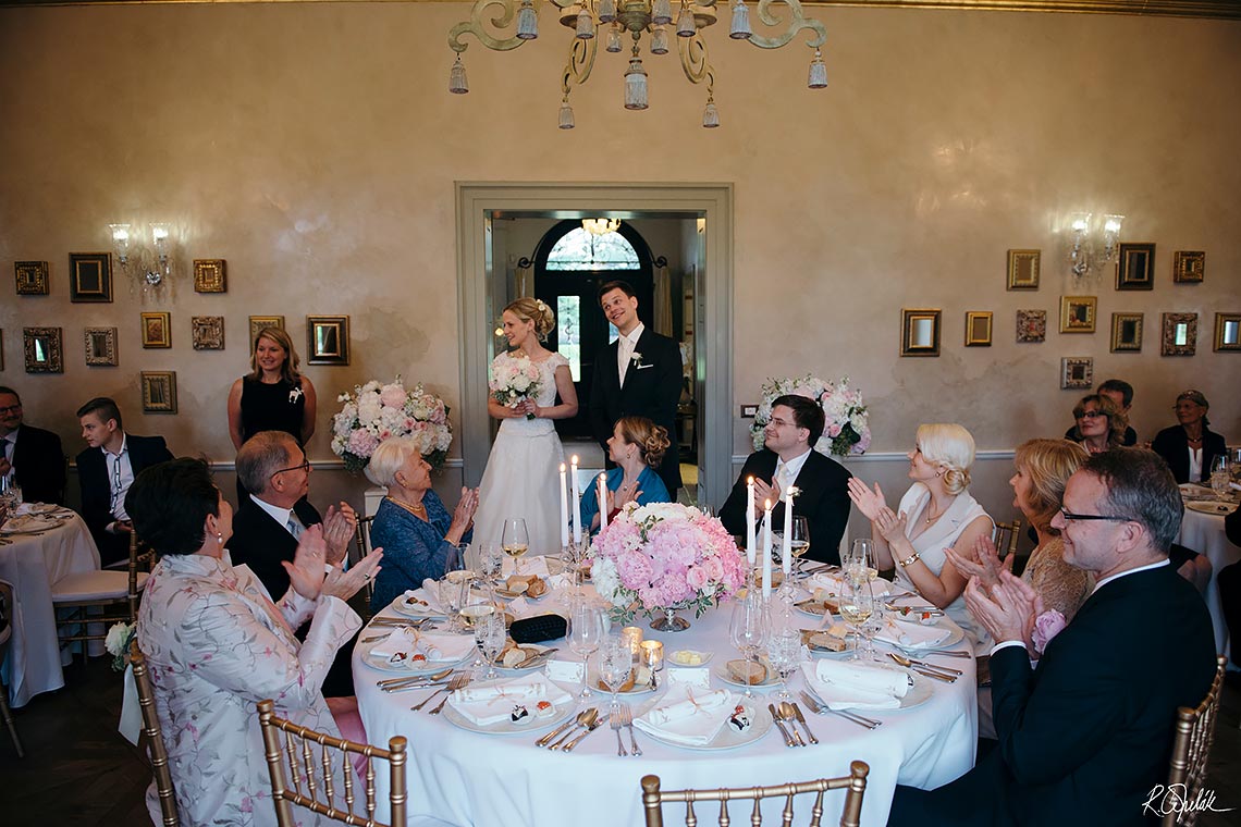 nevěsta s ženichem vstupují na svatební hostinu v Chateau Mcely