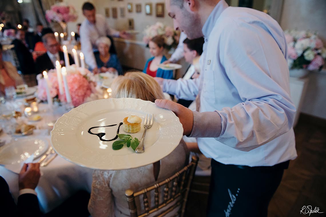 servírování svatebního menu v Chateau Mcely