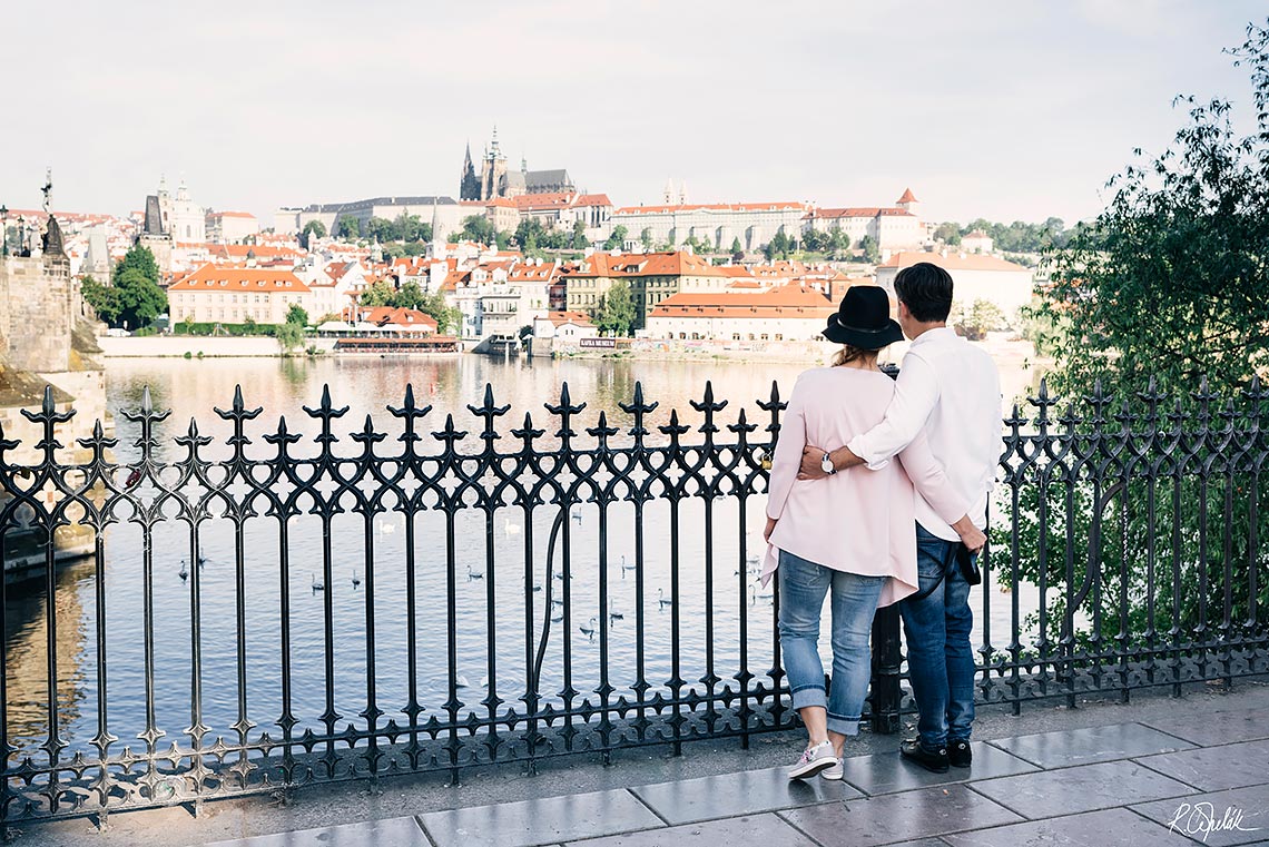 předsvatební fotografování pár stojící u vyhlídky na Pražský Hrad