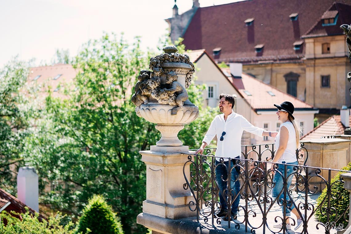 veselé předsvatební fotografie usměvavý pár