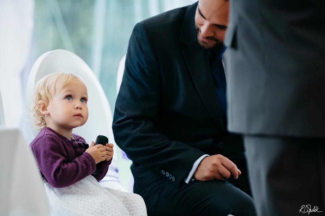 momentka ze svatby malá holčička s telefonem