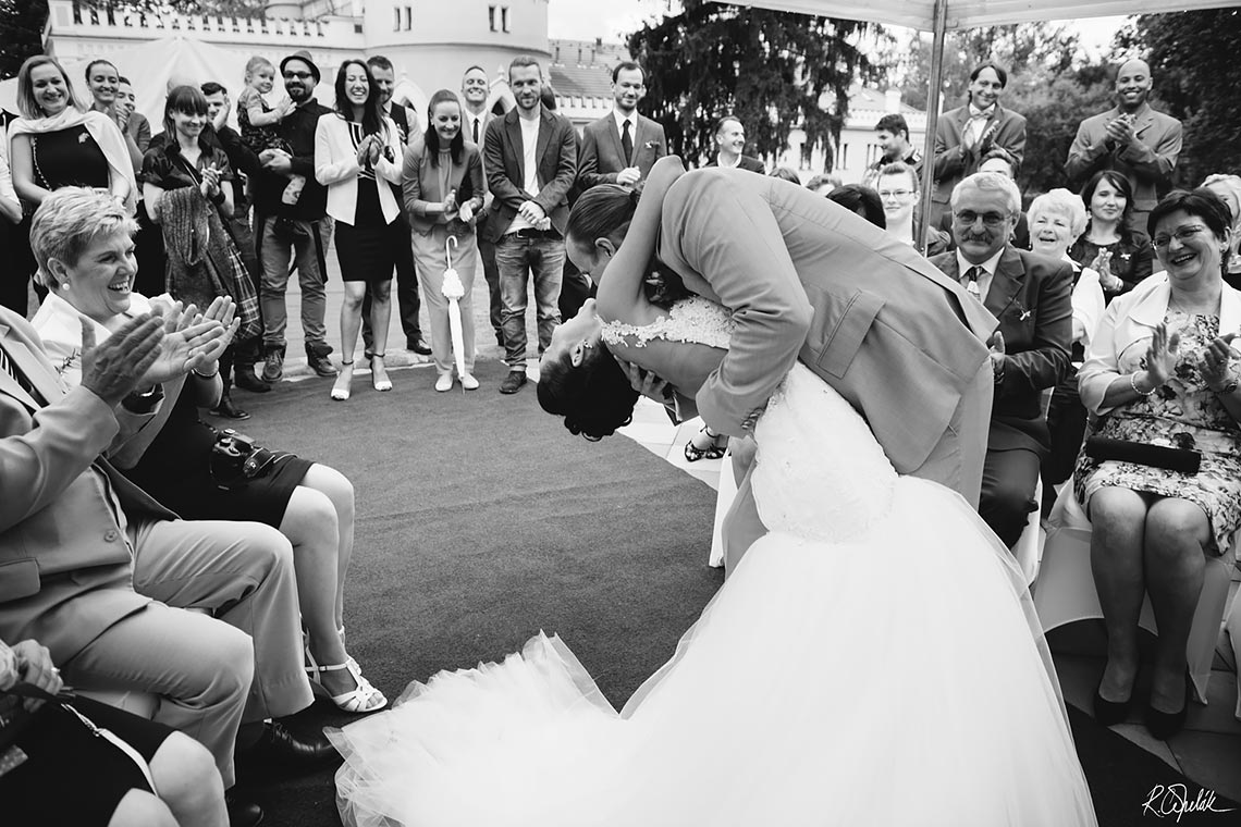 první polibek novomanželů při venkovním obřadu na svatbě v Chateau St Havel