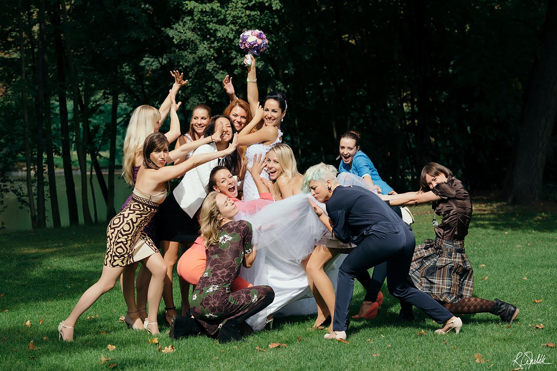 vtipná svatební skupinová fotografie