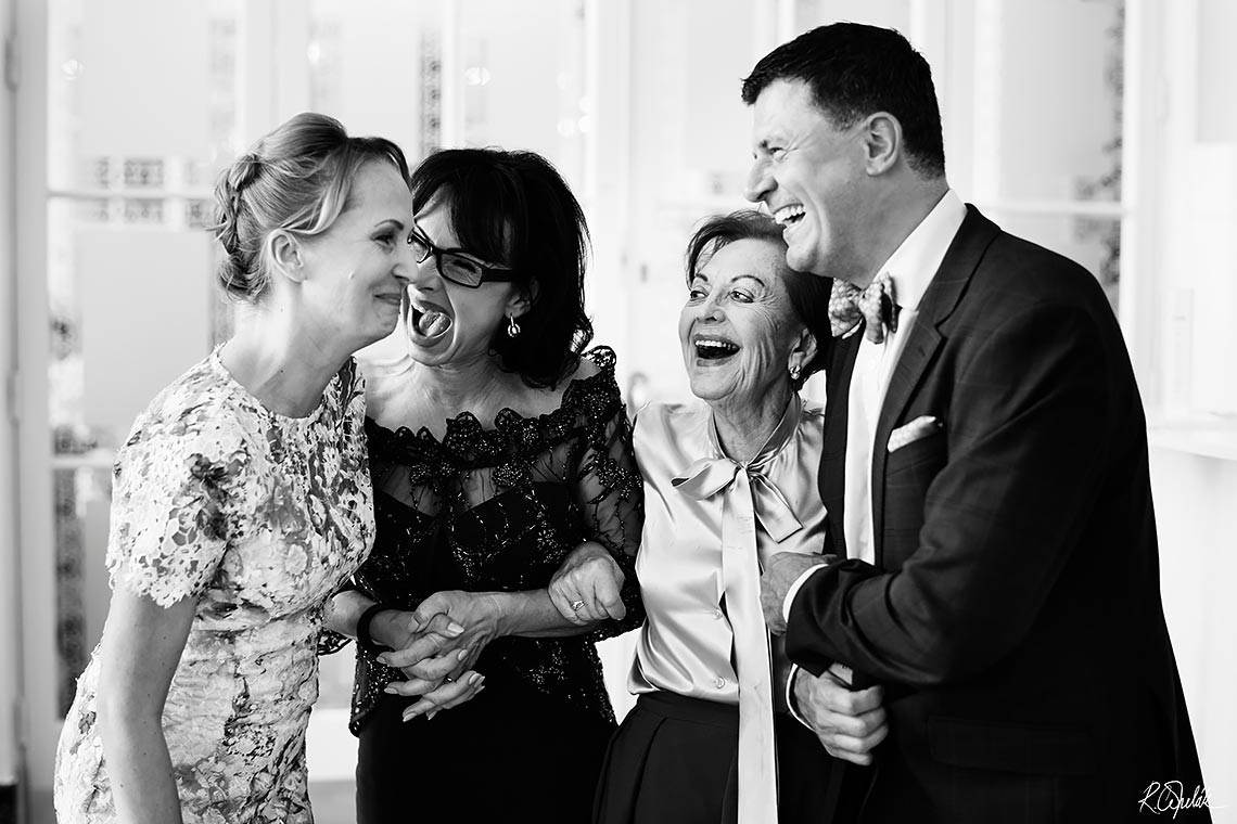 černobílá veselá svatební fotografie hostů