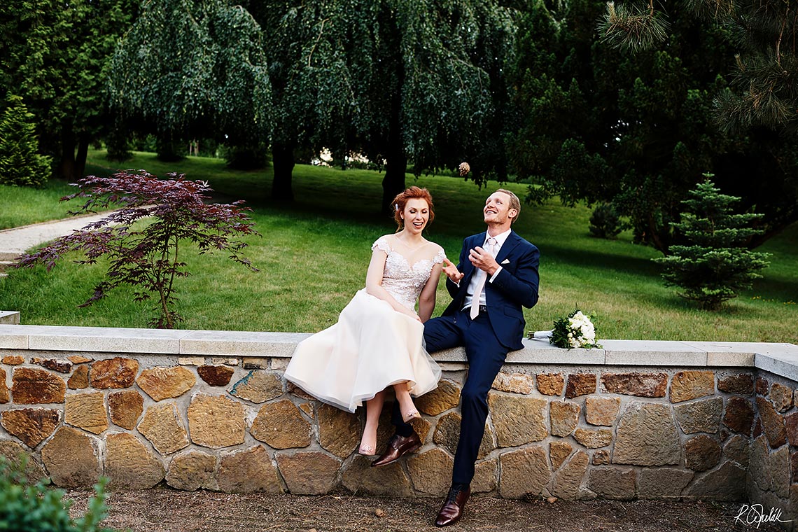 svatební fotografie v parku hotelu Imperiál v Karlových Varech