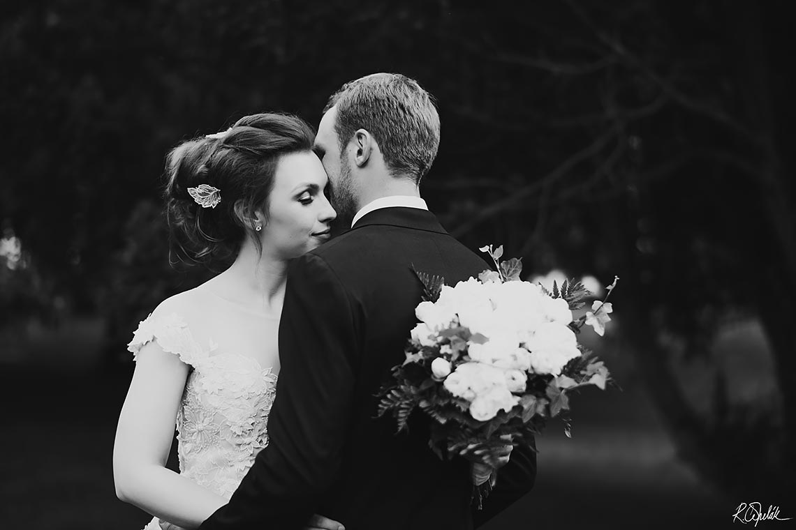 romantické černobílé svatební fotografie