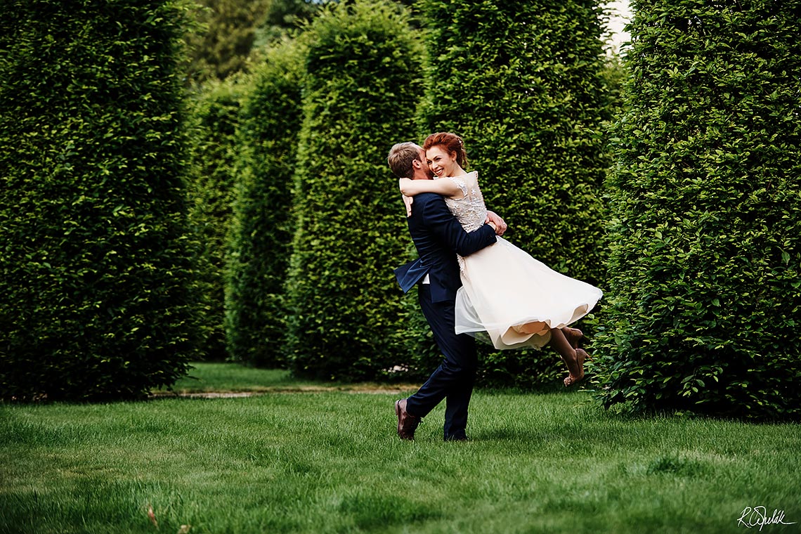 veselá svatební fotografie novomanželů v parku