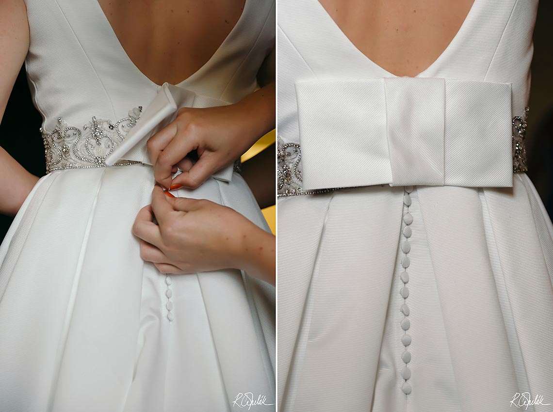 zapínání svatebních šatů nevěstě při přípravách v hotelu Latrán
