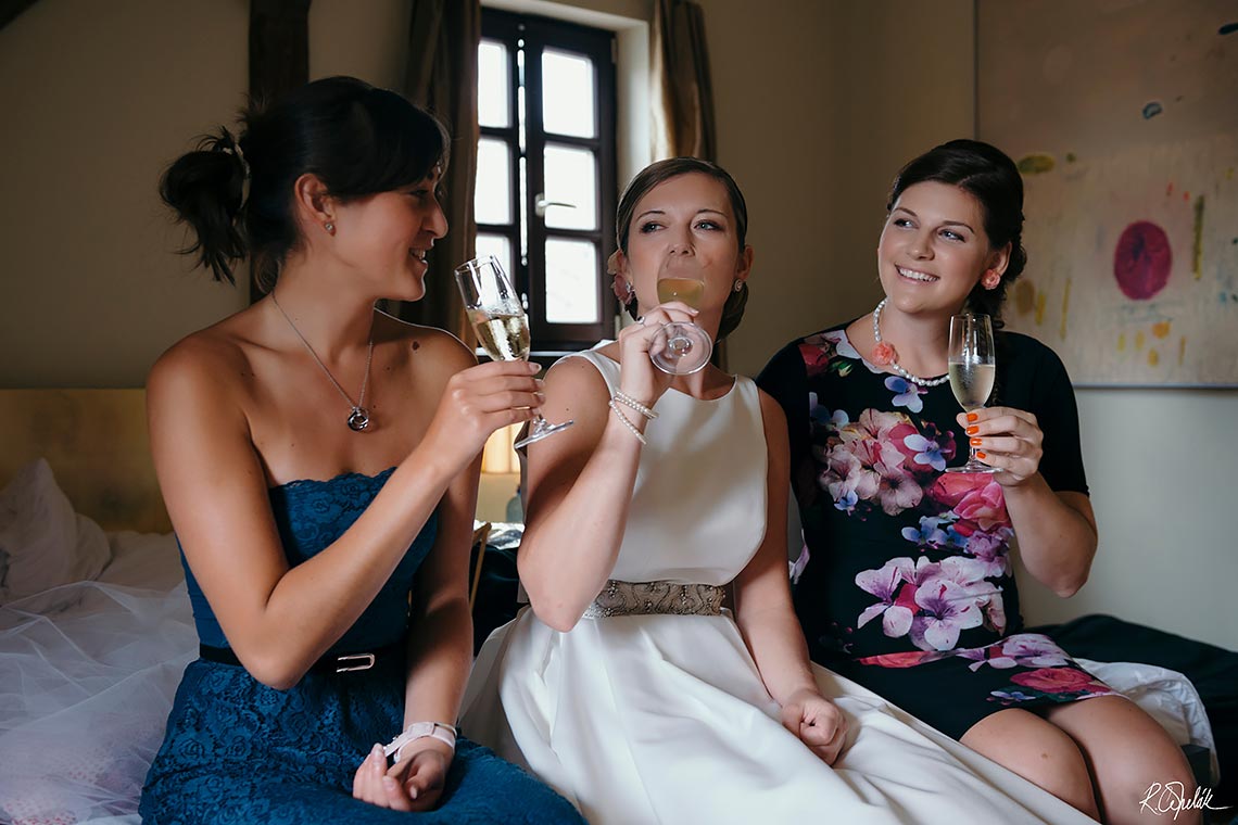 kamarádky s nevěstou pijí šampaňské 