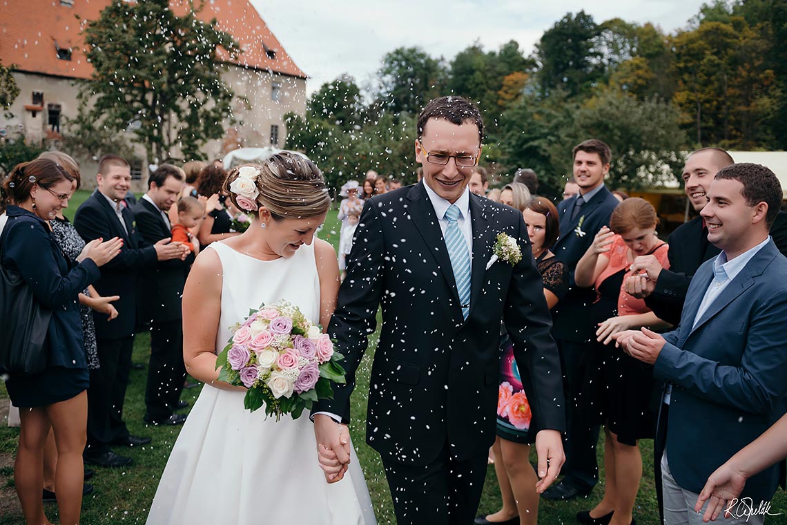 novomanželé odcházejí pranýřem po obřadu v Českém Krumlově v pivovarské zahradě