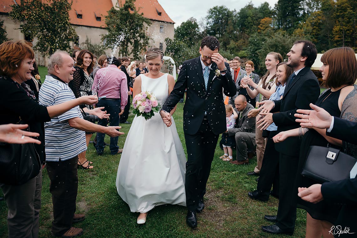 novomanželé po obřadu v pivovarské zahradě, Český Krumlov