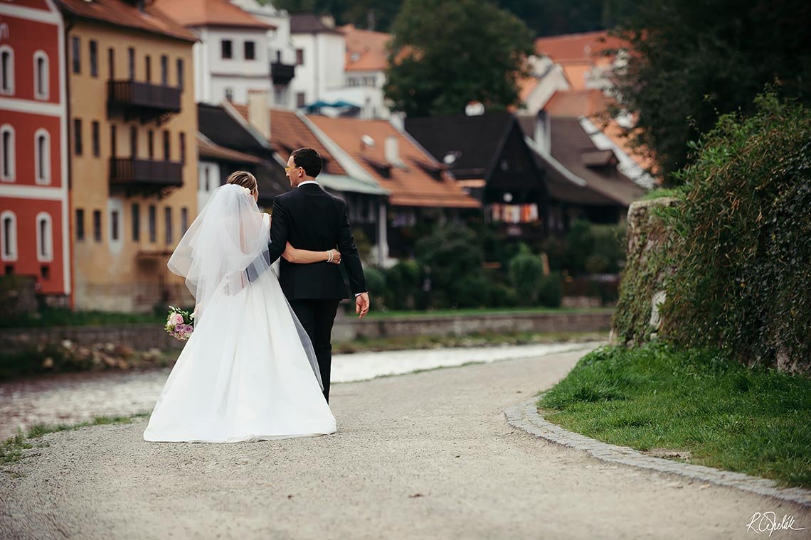 novomanželé na břehu Vltavy v Českém Krumlově