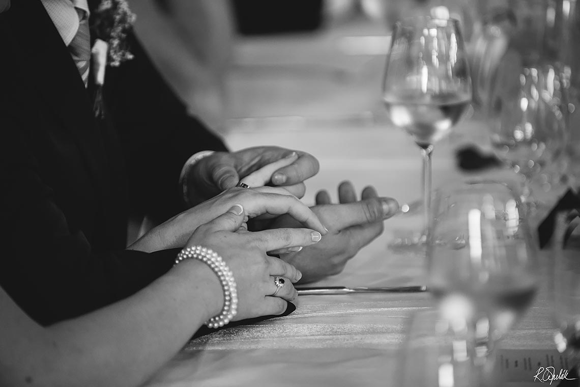 černobílá momentka, ruce nevěsty a ženicha