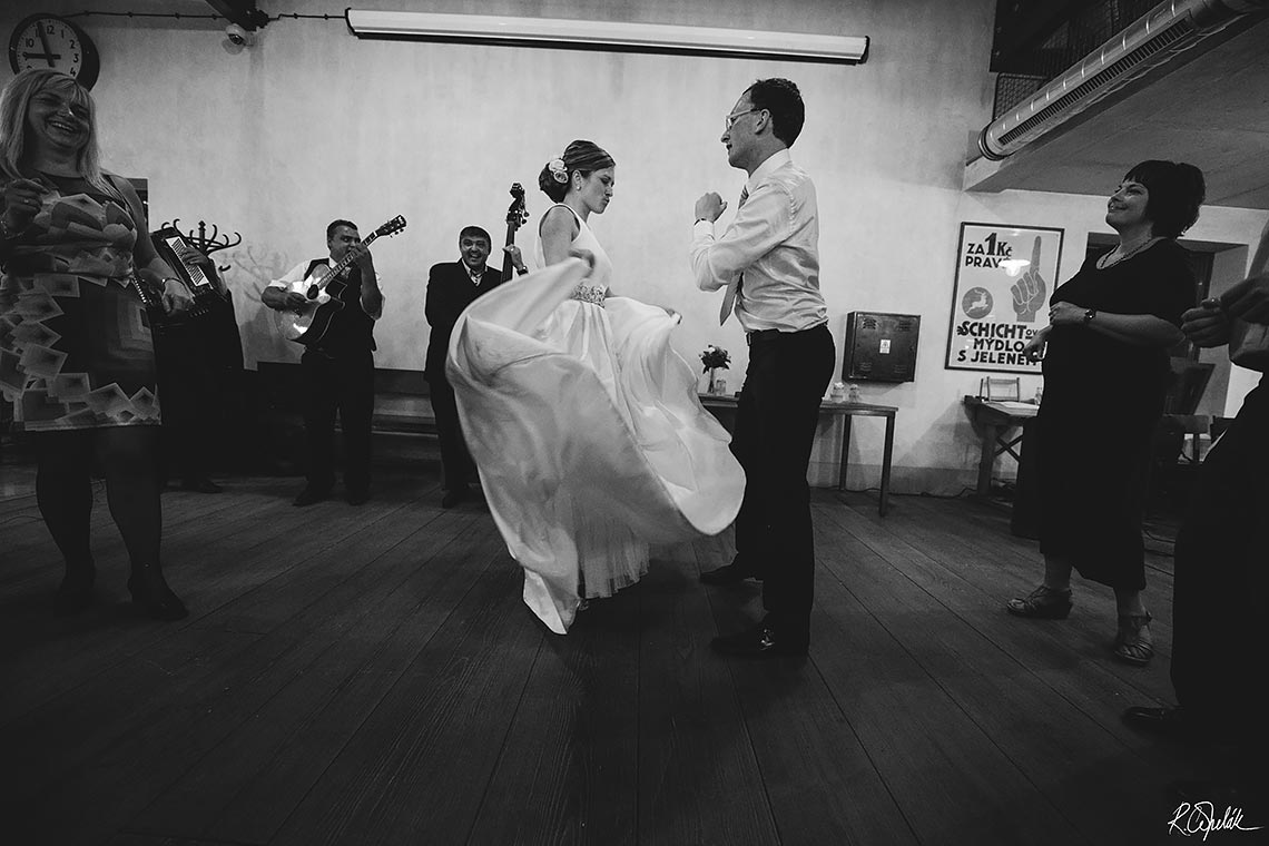 tančící novomanželé s rómskou kapelou na svatbě