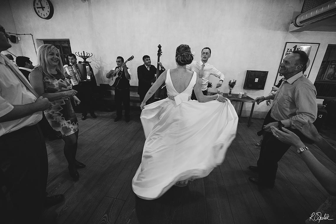 tančící novomanželé na svatební zábavě