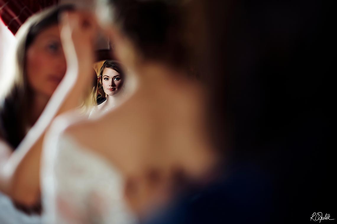 svatební fotografie nevěsty v zrcadle