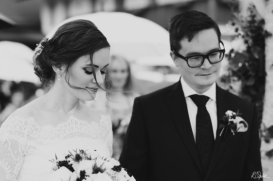 černobílá fotografie novomanželů