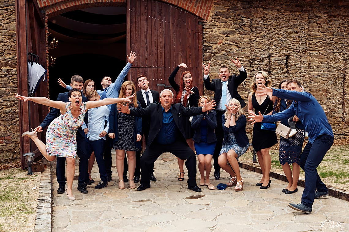 vtipná skupinová svatební fotografie