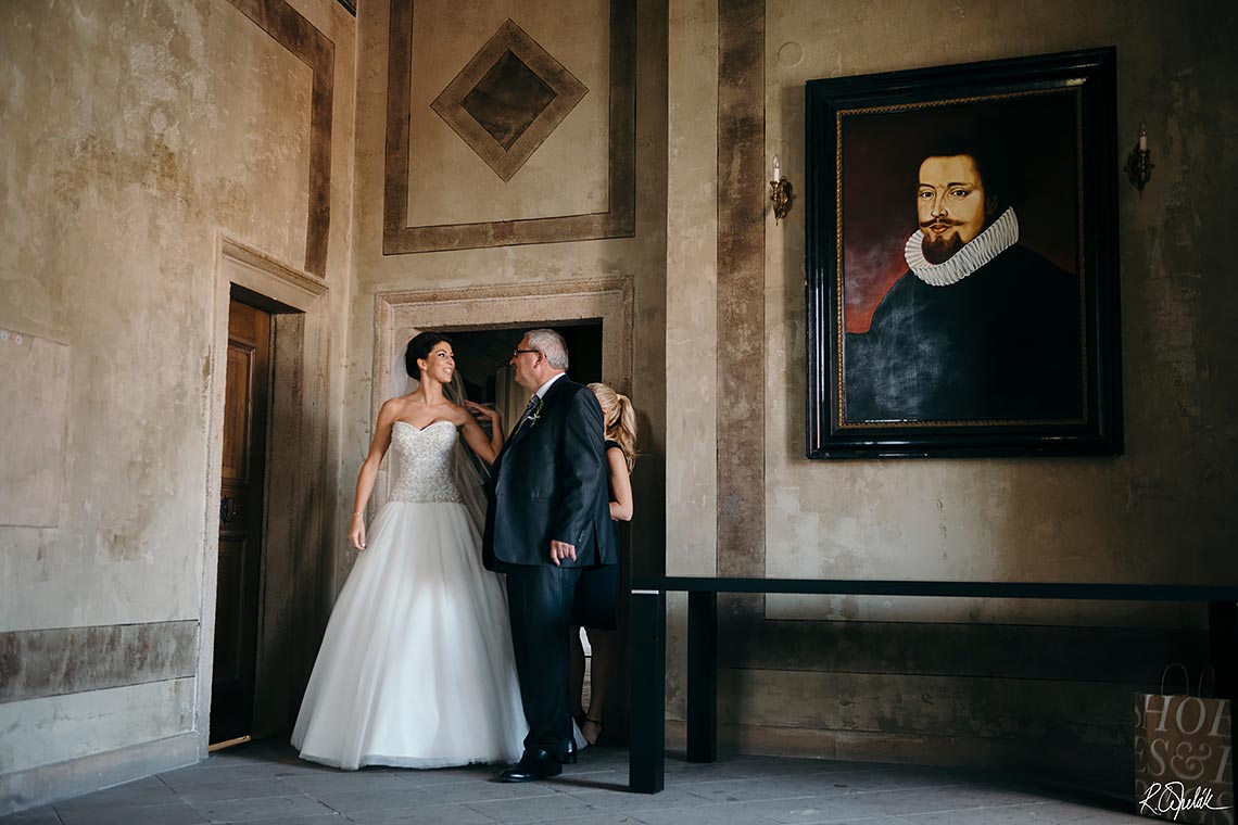 nevěsta s tatínkem před obřadem v Martinickém paláci v Praze