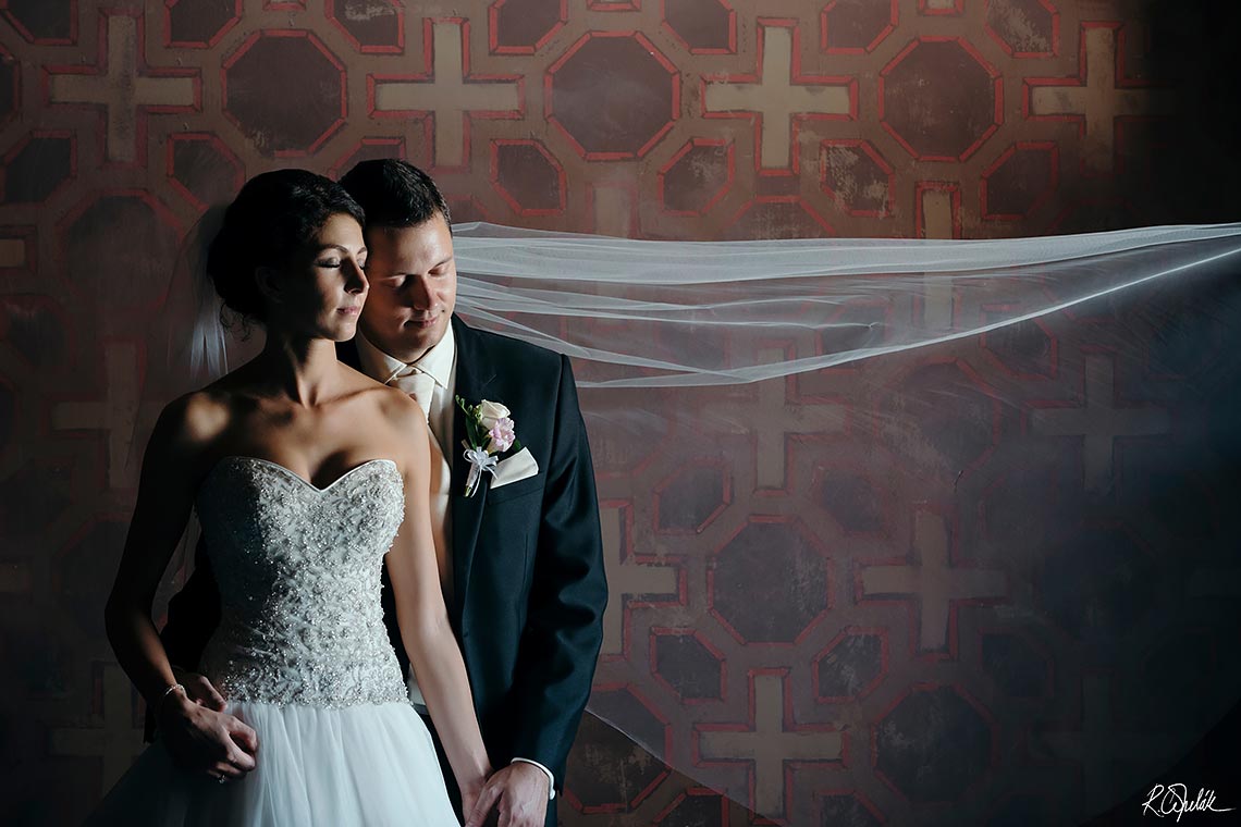 svatební fotografie nevěsta se závojem a ženich