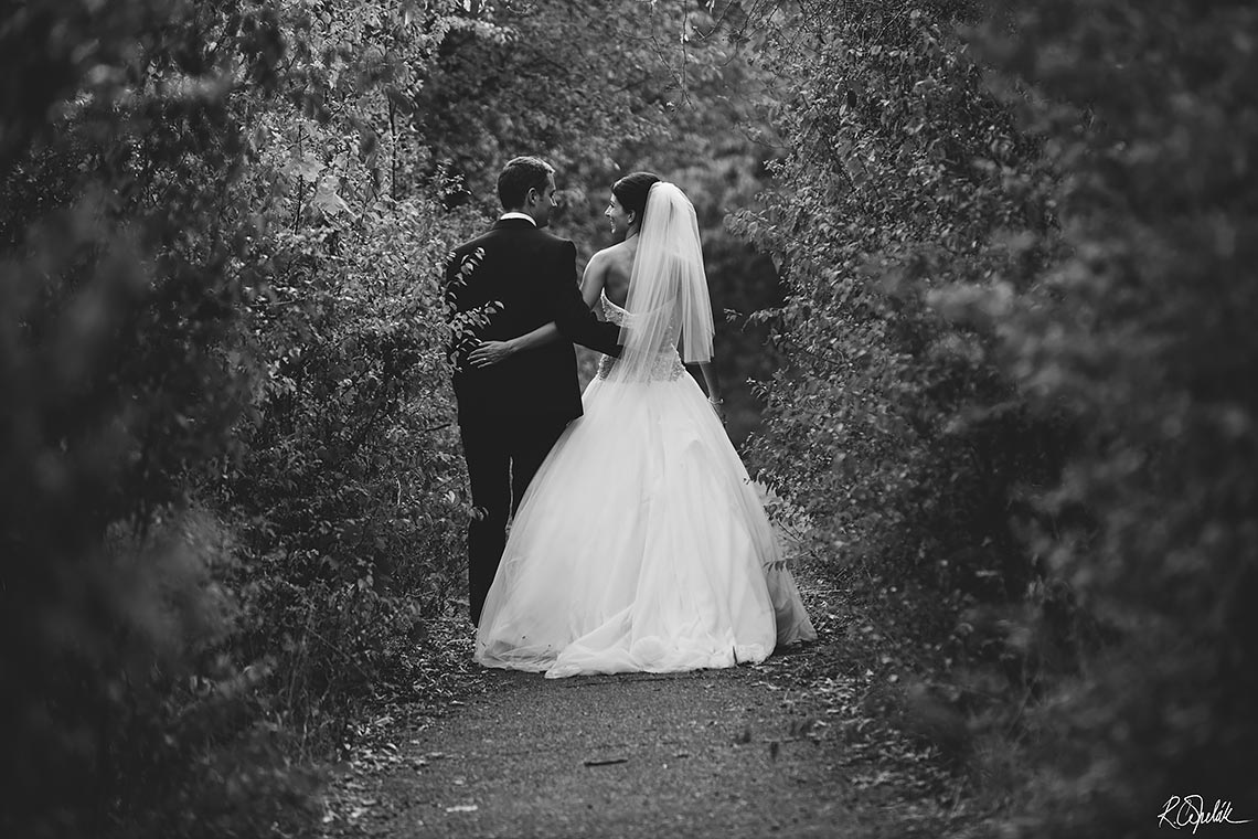 svatební fotografie novomanželů v přírodě