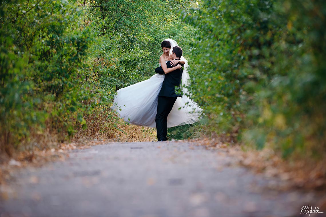 romantická svatební fotografie jak ženich točí s nevěstou