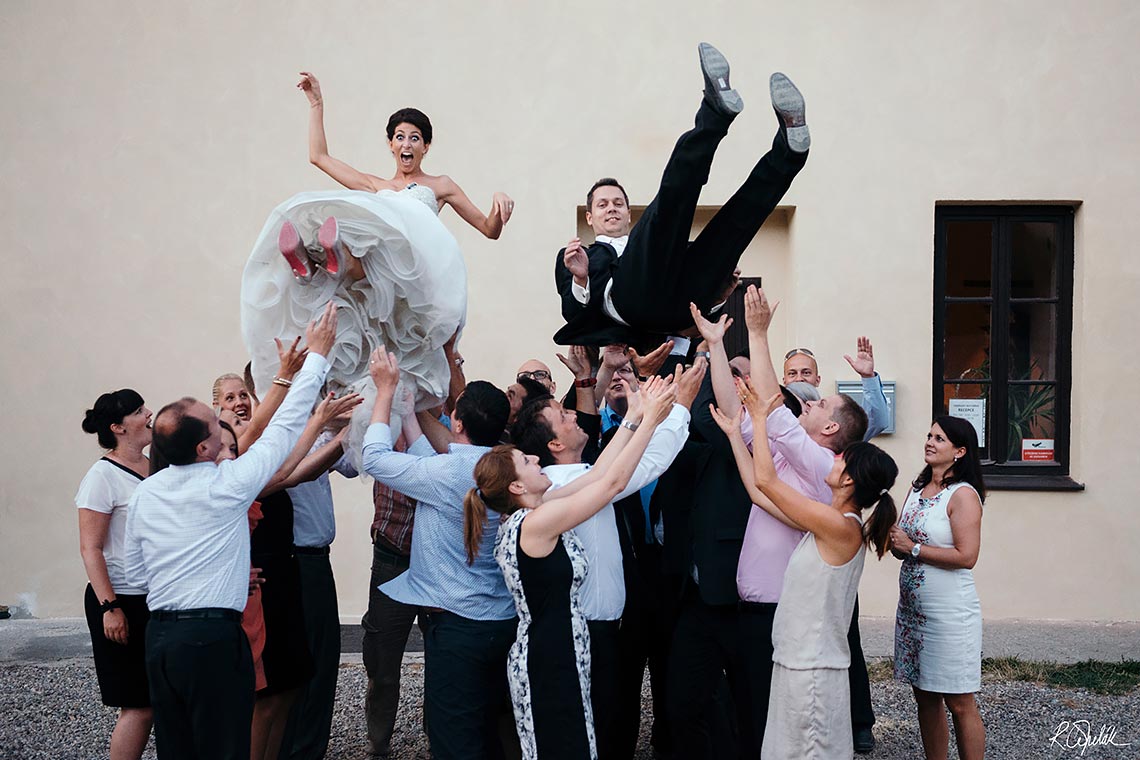 vtipná svatební fotografie ženicha a nevěsty