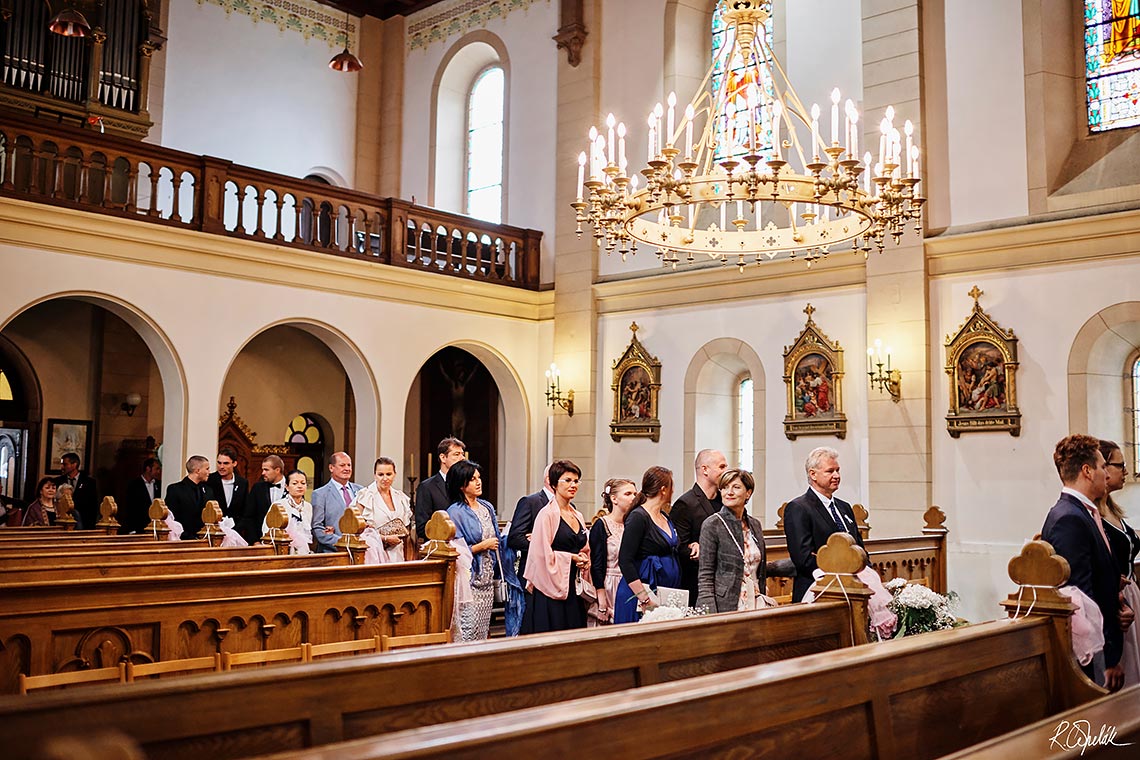 příchod hostů na církevní svatební obřad