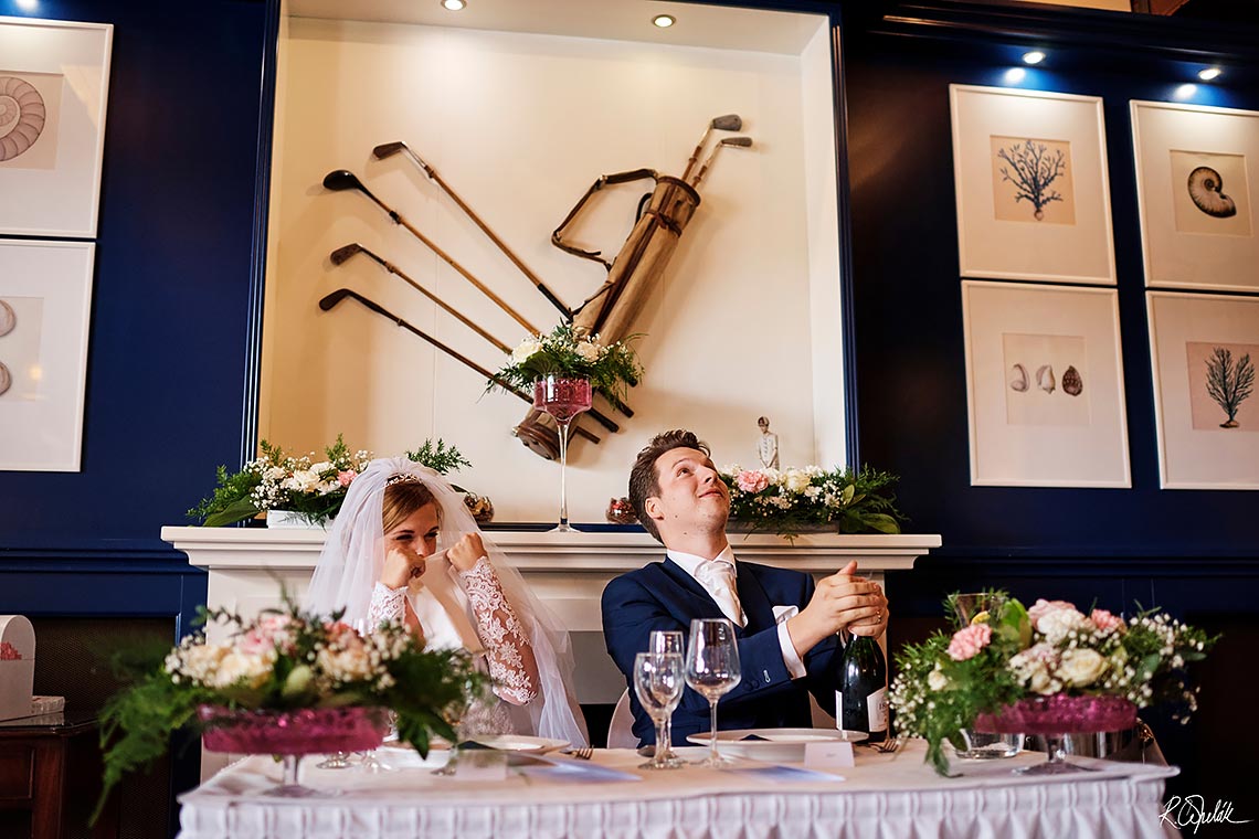 otevírání šampaňského na svatební hostině