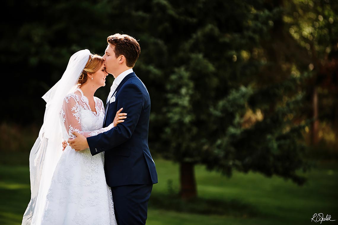 nevěsta a ženich, svatební fotografie v přírodě