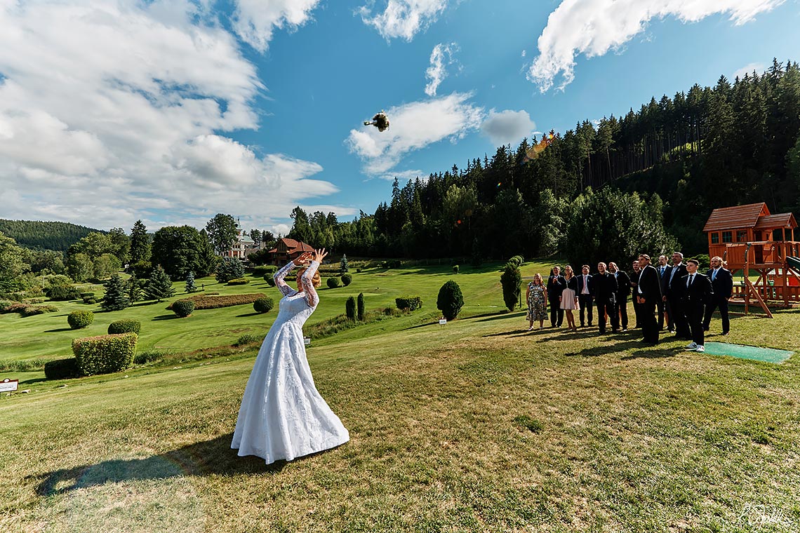 hod kyticí na svatbě v golf resortu Cihelny