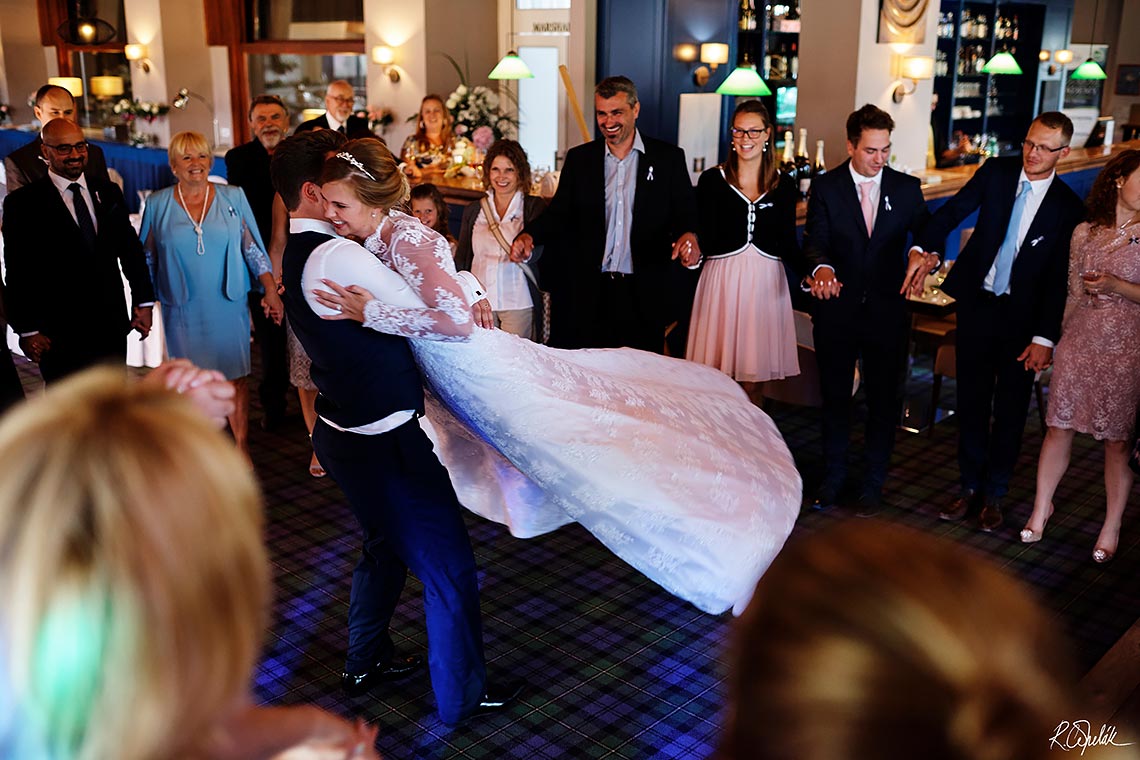 létající nevěsta při společném tanci