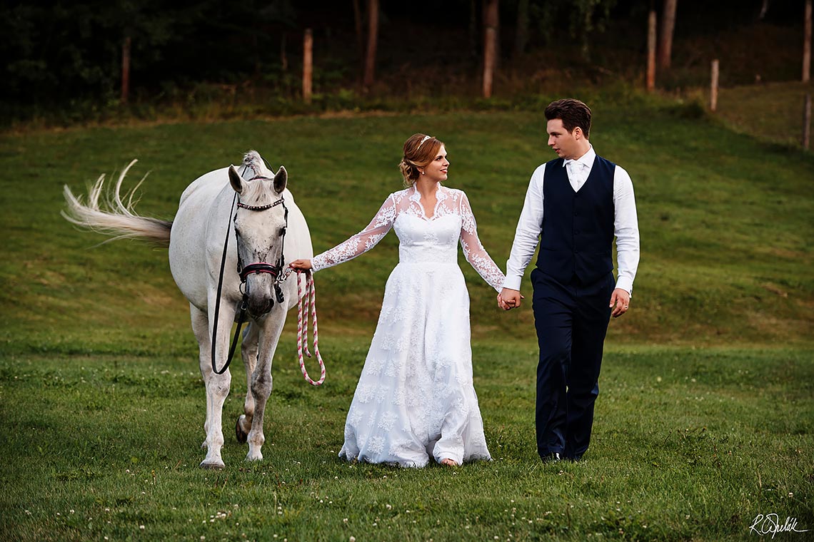 svatební fotografie v přírodě s koněm
