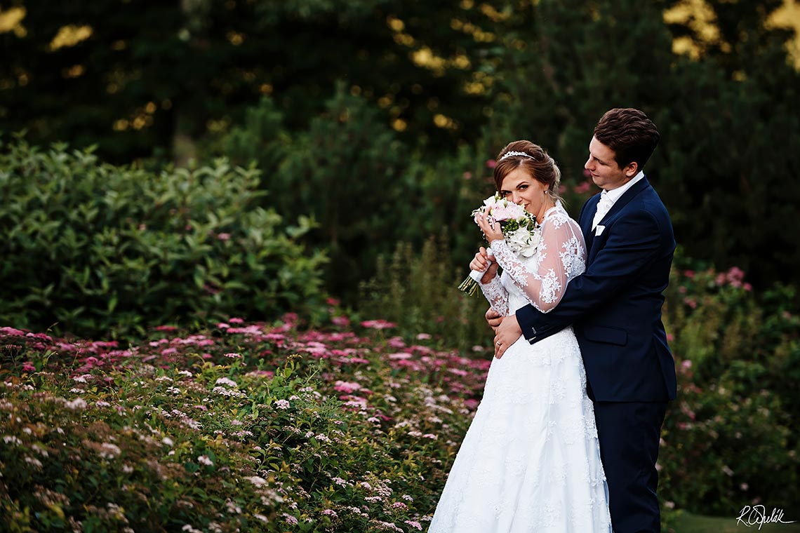 svatební fotografie nevěsty a ženicha v přírodě