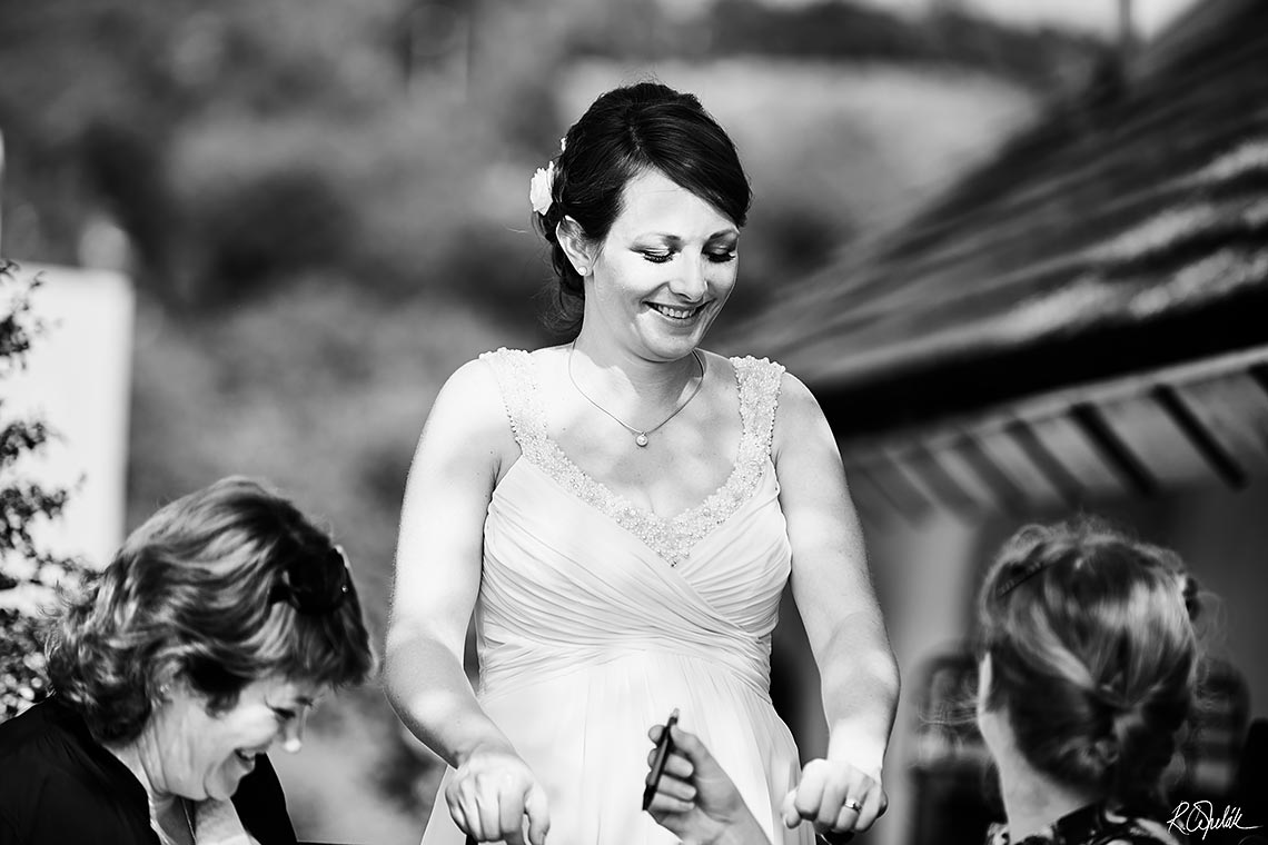 černobílá fotografie momentka nevěsty