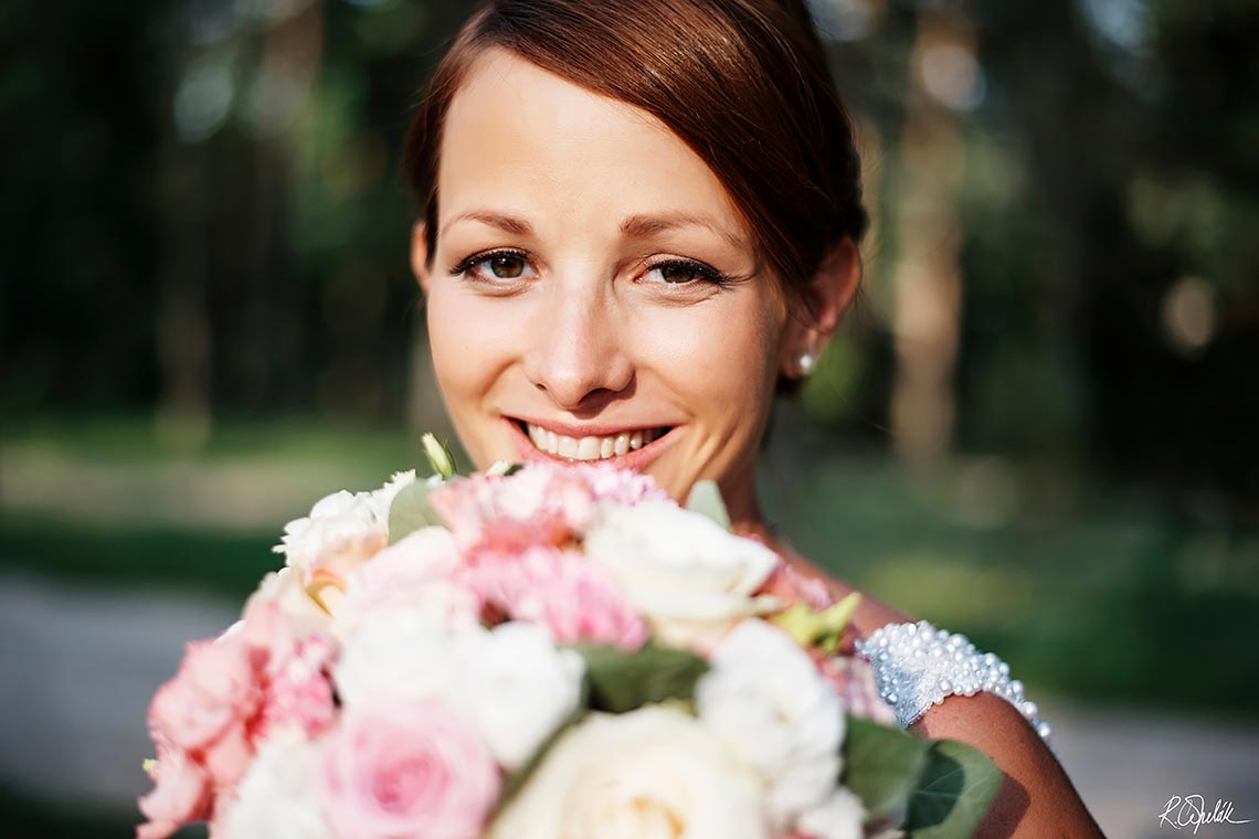 portrét nevěsty se svatební kyticí
