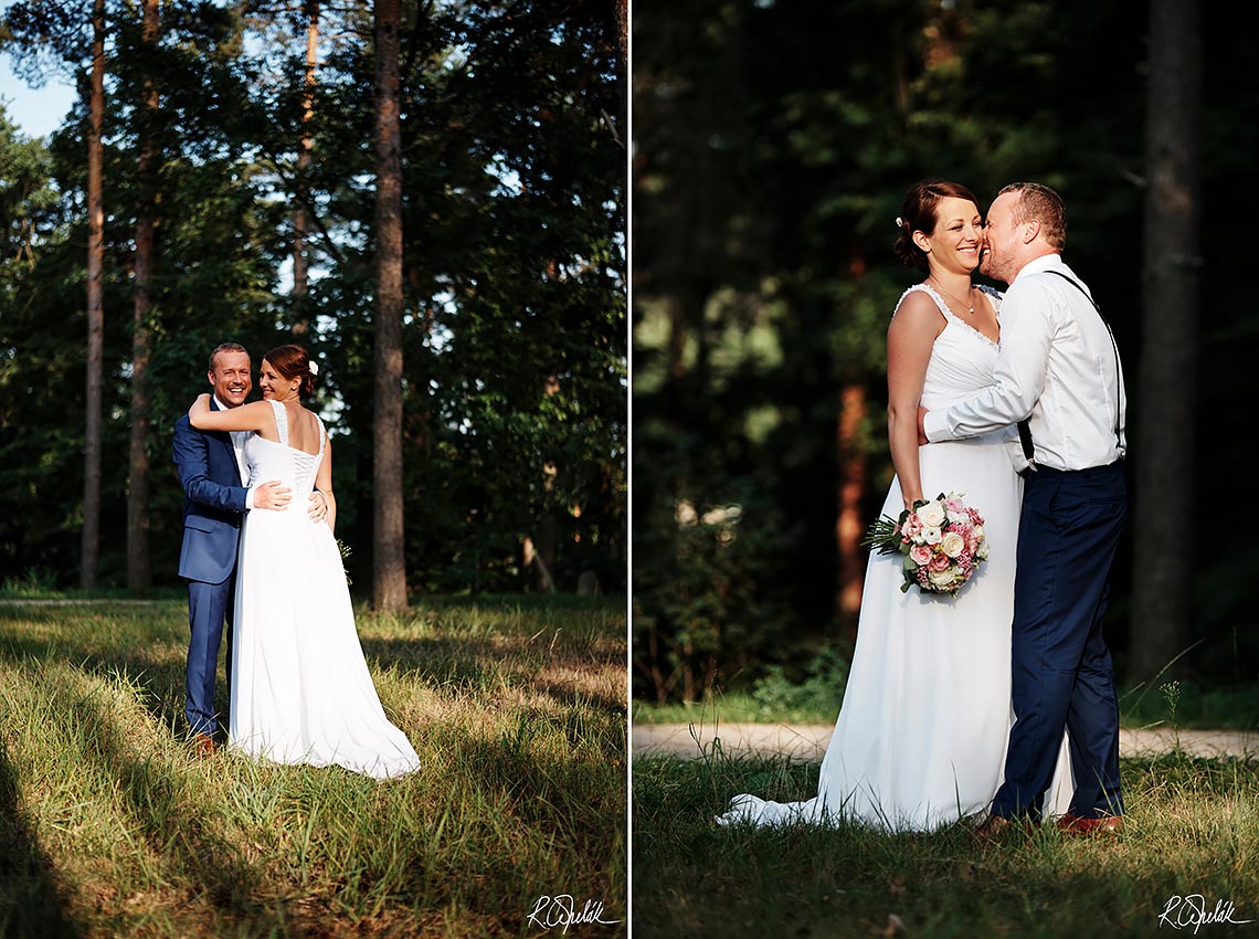svatební fotografie nevěsty a ženicha v lese při západu slunce
